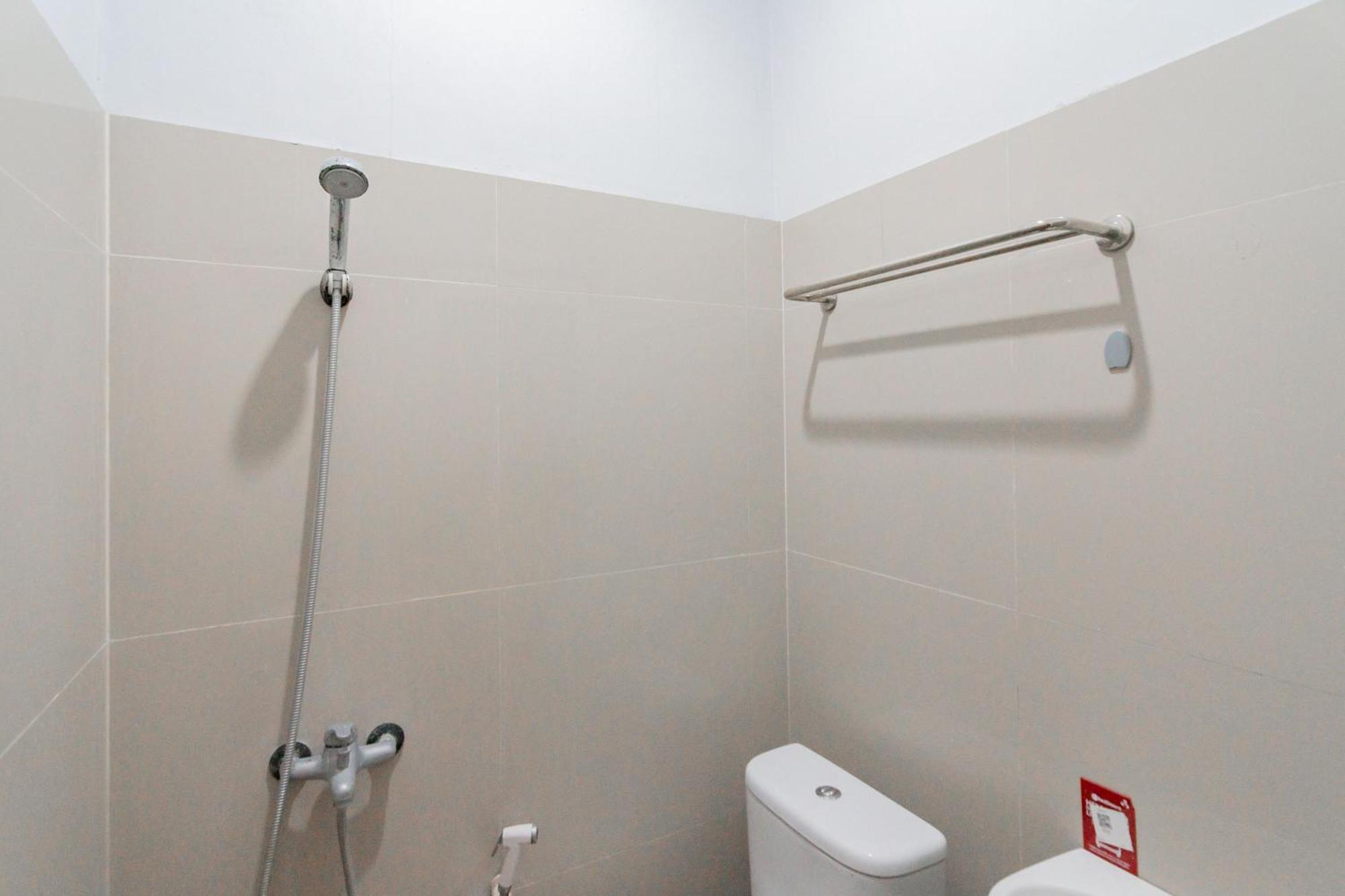 Reddoorz Plus Syariah @ Tuparev Cirebon 3 Zimmer foto